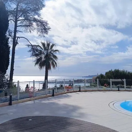 French Riviera شقة *